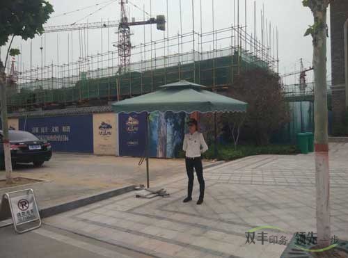 溪地美女警衛(wèi)的標(biāo)準(zhǔn)站姿！