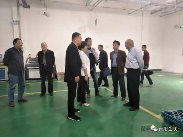 評審委員會有關專家深入南陽市雙豐印務有限公司生產(chǎn)車間參觀調研